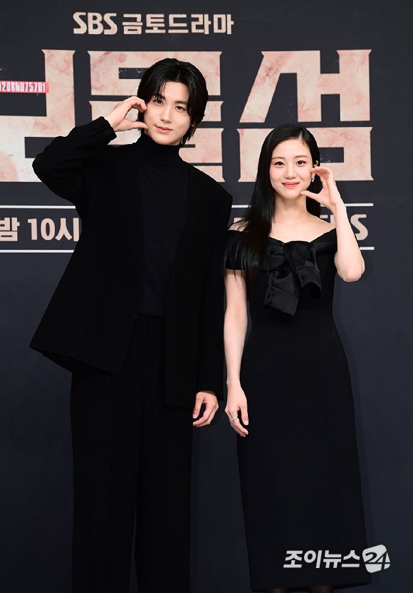 배우 박형식과 홍화연이 21일 오후 서울 양천구 목동 SBS에서 열린 SBS 새 금토드라마 '보물섬' 제작발표회에 참석 하고 있다. [사진=정소희 기자]