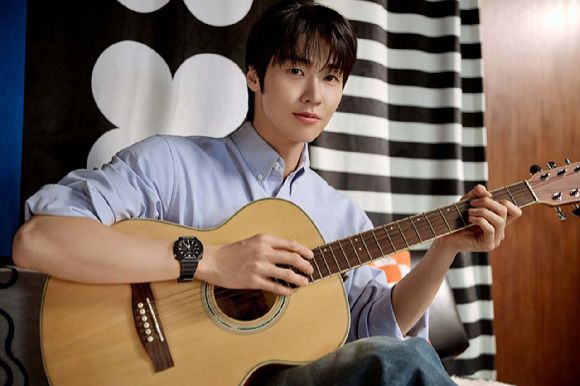 엔플라잉 리더 이승협이 시계 브랜드 화보 촬영에서 포즈를 취하고 있다. [사진=지샥]