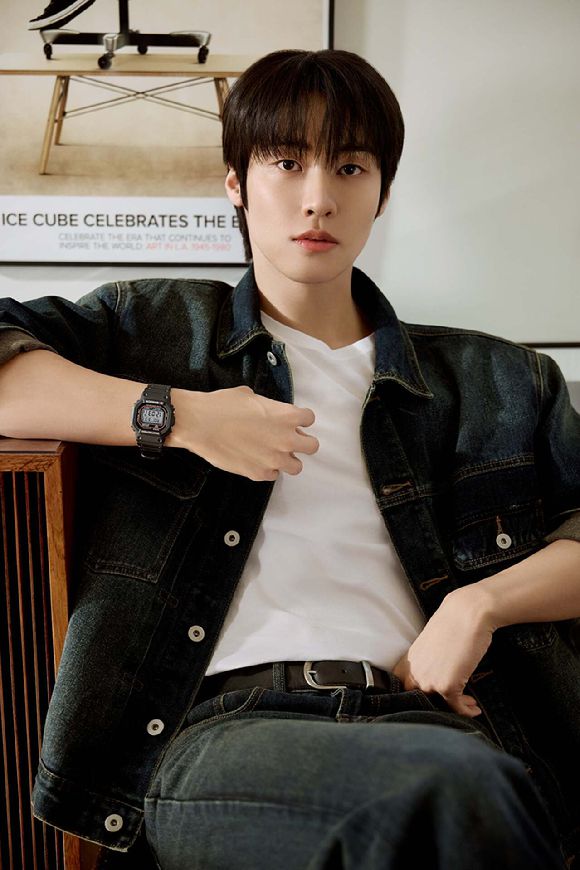 엔플라잉 리더 이승협이 시계 브랜드 화보 촬영에서 포즈를 취하고 있다. [사진=지샥]