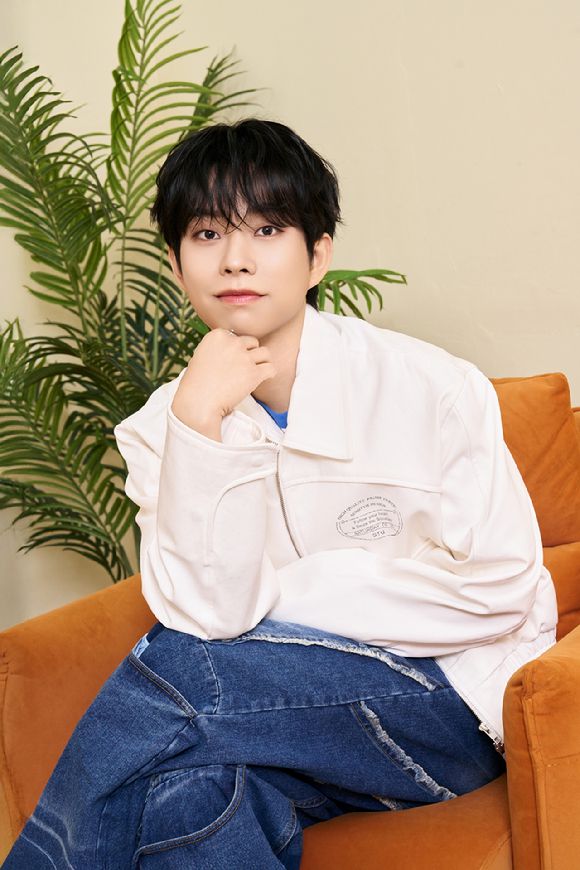 밴드 루시 최상엽이 최근 서울 모처에서 진행된 '와장창' 발매 기념 인터뷰에서 포즈를 취하고 있다. [사진=미스틱스토리]