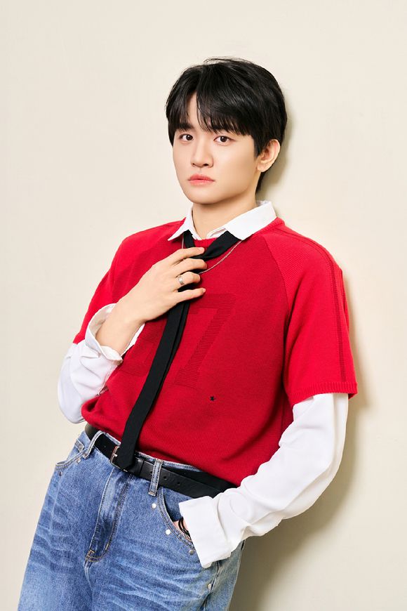 밴드 루시 조원상이 최근 서울 모처에서 진행된 '와장창' 발매 기념 인터뷰에서 포즈를 취하고 있다. [사진=미스틱스토리]