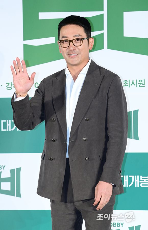 배우 하정우가 4일 오전 서울 광진구 자양동 롯데시네마 건대입구점에서 열린 영화 '로비'(감독 하정우) 제작보고회에 참석하고 있다. [사진=정소희 기자]