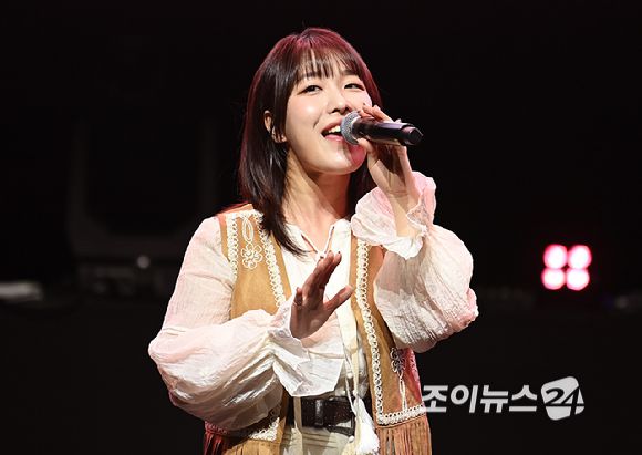 가수 치즈(멤버 달총)가 24일 오후 서울 서대문구 신촌 예스24 원더로크홀에서 열린 정규 2집 '잇 저스트 해픈드'(It just happened) 발매 기념 쇼케이스에서 무대를 선보이고 있다. [사진=곽영래 기자]