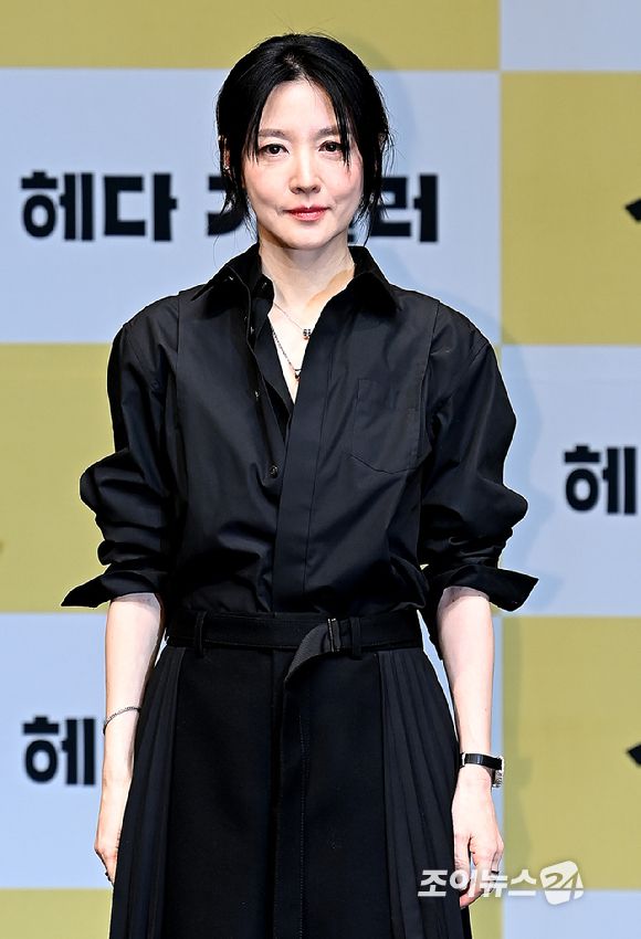 배우 이영애가 8일 오후 서울 강서구 LG아트센터에서 열린 연극 '헤다 가블러' 제작발표회에서 포토타임을 갖고 있다. [사진=곽영래 기자]
