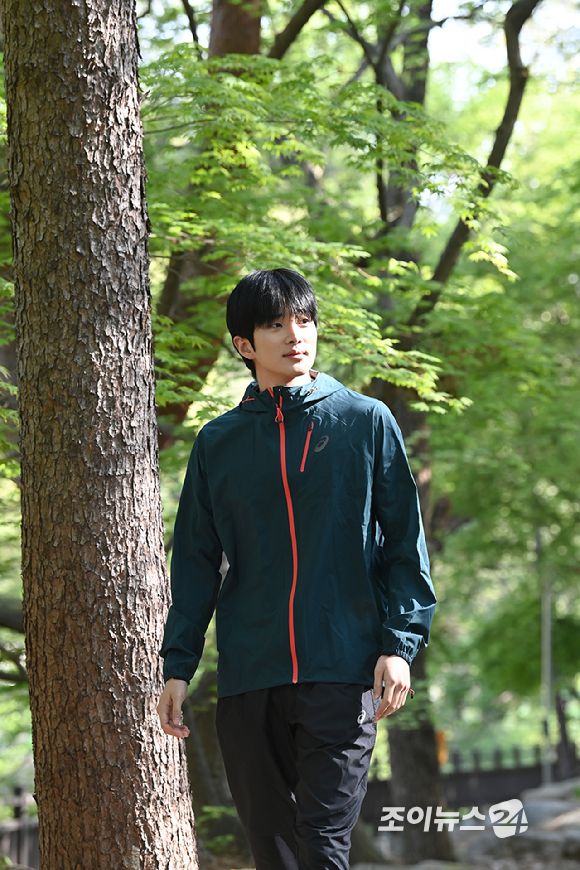 배우 유현우가 26일 서울 북한산국립공원 우이분소 인근 백운천 휴게공간에서 열린 산악인 오은선 대장과 함께하는 '제11회 희망찾기 등산·트레킹 교실' 개막식에 참석하고 있다. [사진=곽영래 기자]