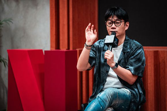 2일 파주 야당동 스튜디오 유지니아에서 진행된 '데블스 플랜2' 세트 비짓에서 정종연 PD가 프로그램에 대해 설명하고 있다. [사진=넷플릭스]