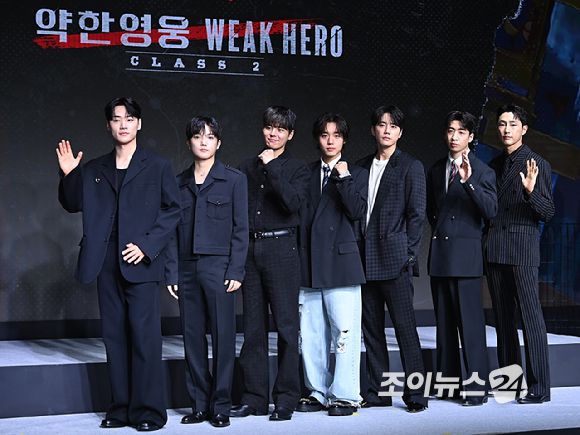 배우 이민재(왼쪽부터), 최민영, 려운, 박지훈, 유수민 감독, 한준희 기획총괄, 이준영, 유수빈, 배나라가 21일 오전 서울 마포구 호텔 나루에서 열린 넷플릭스 시리즈 '약한영웅 Class 2' 제작발표회에서 포즈를 취하고 있다.[사진=정소희 기자]