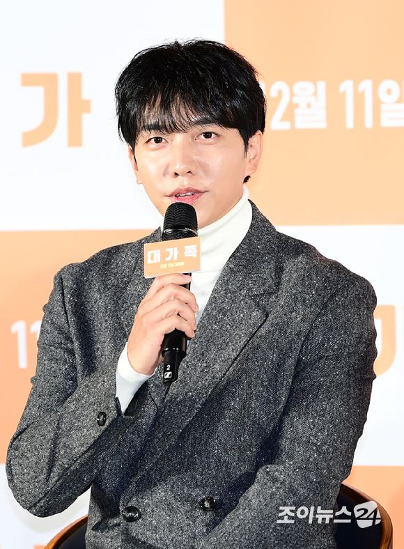 배우 이승기가 12일 오전 서울 광진구 롯데시네마 건대입구에서 열린 영화 '대가족'(감독 양우석) 제작보고회에 참석하고 있다. [사진=정소희 기자]