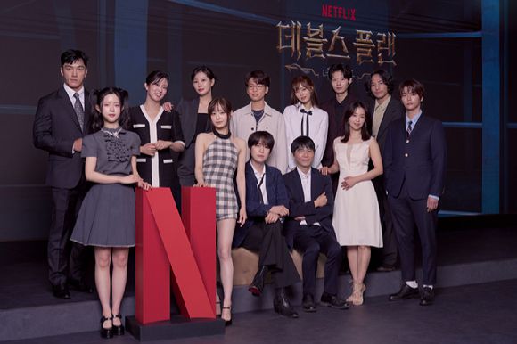 이세돌, 규현, 강지영, 윤소희, 세븐하이, 이승현, 정현규, 최현준, 츄, 김하린, 박상연, 손은유, 티노가 29일 서울 마포구 호텔 나루에서 열린 넷플릭스 예능 '데블스 플랜: 데스룸' 제작발표회에서 포즈를 취하고 있다. [사진=넷플릭스]
