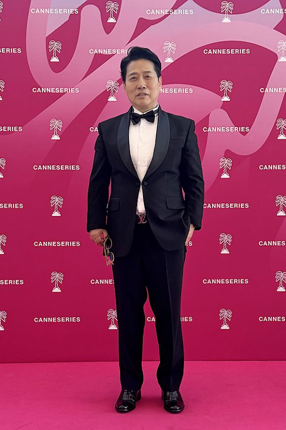 최종남이 칸 페스티벌 대극장(Palais des Festivals)에서 진행된 칸 시리즈 핑크카펫 섹션에 참가해 포토타임을 갖고 있다. [사진=코탑미디어, 다홍엔터테인먼트]