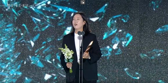 송연화 감독이 5일 오후 열린 '제61회 백상예술대상 with 구찌'에서 연출상을 수상했다. [사진=네이버TV 방송화면 캡처]