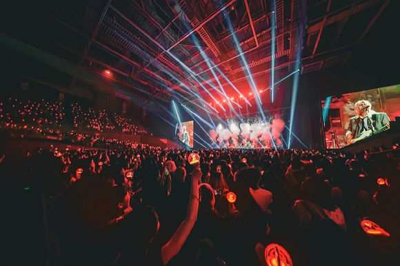 밴드 엑스디너리 히어로즈가 5월 2일부터 5일까지 서울 송파구 올림픽공원 올림픽홀에서 열린 새 월드투어 '엑스디너리 히어로즈 '뷰티풀 마인드' 월드 투어'에서 공연을 펼치고 있다. [사진=JYP엔터테인먼트]