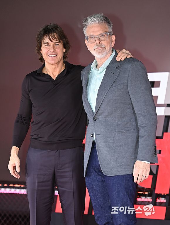 할리우드 배우 톰 크루즈와 크리스토퍼 맥쿼리 감독이 8일 서울 잠실 롯데시네마 월드타워에서 열린 영화 '미션 임파서블: 파이널 레코닝' 내한 프레스컨퍼런스에서 포토타임을 갖고 있다. [사진=곽영래 기자]