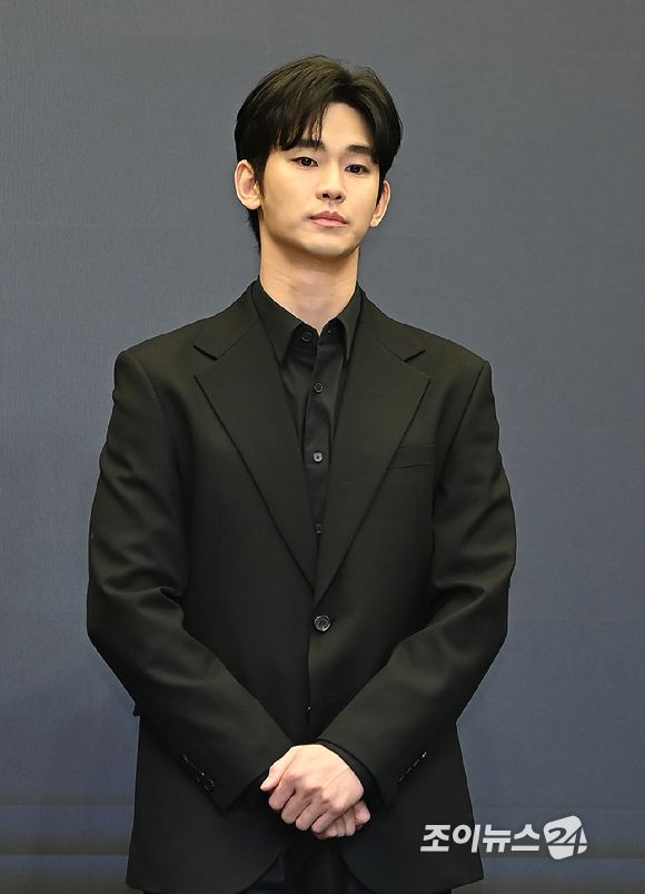 배우 김수현이 31일 오후 서울 마포구 상암동 스탠포드호텔 서울에서 열린 기자회견에 참석하고 있다. [사진=곽영래 기자]