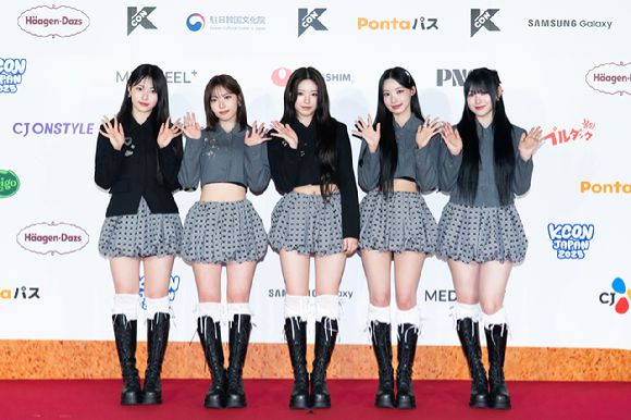 그룹 리센느가 지난 10일 일본 지바현 마쿠하리 멧세에서 개최된 '케이콘 재팬 2025(KCON JAPAN 2025)' 레드카펫 행사에서 포즈를 취하고 있다. [사진=CJ ENM]