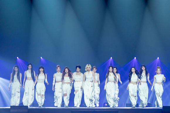 그룹 트리플에스가 지난 9일 일본 지바현 마쿠하리 멧세에서 개최된 '케이콘 재팬 2025(KCON JAPAN 2025)' 엠카운트다운 무대에서 열띤 공연을 펼치고 있다. [사진=CJ ENM]