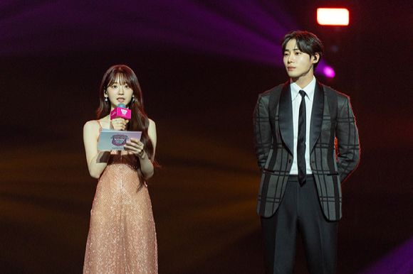 배우 조이현, 추영우가 지난 10일 일본 지바현 마쿠하리 멧세에서 개최된 '케이콘 재팬 2025(KCON JAPAN 2025)' 엠카운트다운 무대에서 진행을 하고 있다. [사진=CJ ENM]