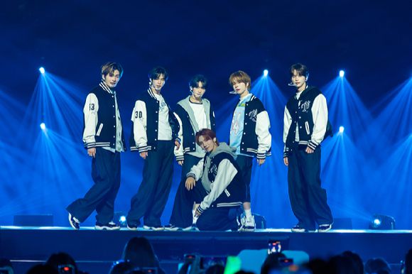 그룹 투어스가 지난 11일 일본 지바현 마쿠하리 멧세에서 개최된 '케이콘 재팬 2025(KCON JAPAN 2025)' 엠카운트다운 무대에서 열띤 공연을 펼치고 있다. [사진=CJ ENM]