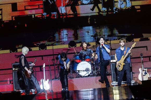 밴드 엔플라잉이 단독 콘서트 '2025 N.Flying LIVE '&CON4 : FULL CIRCLE''(2025 엔플라잉 라이브 '엔콘4 : 풀 서클')에서 팬들을 만나고 있다. [사진=FNC엔터테인먼트]