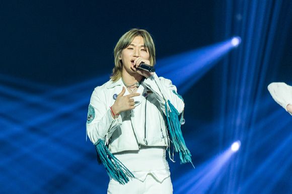 그룹 빅뱅 대성이 지난 9일 일본 지바현 마쿠하리 멧세에서 개최된 '케이콘 재팬 2025(KCON JAPAN 2025)' 엠카운트다운 무대에서 열띤 공연을 펼치고 있다. [사진=CJ ENM]