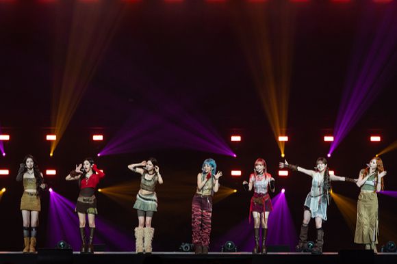 그룹 케플러가 지난 10일 일본 지바현 마쿠하리 멧세에서 개최된 '케이콘 재팬 2025(KCON JAPAN 2025)' 엠카운트다운 무대에서 열띤 공연을 펼치고 있다. [사진=CJ ENM]