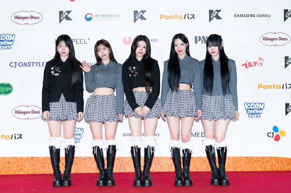 그룹 리센느가 지난 10일 일본 지바현 마쿠하리 멧세에서 개최된 '케이콘 재팬 2025(KCON JAPAN 2025)' 레드카펫 행사에서 포즈를 취하고 있다. [사진=CJ ENM]