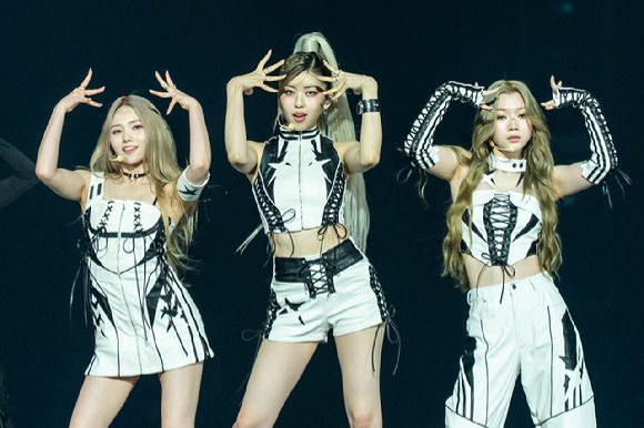 그룹 이슈가 지난 9일 일본 지바현 마쿠하리 멧세에서 개최된 '케이콘 재팬 2025(KCON JAPAN 2025)' 엠카운트다운 무대에서 열띤 공연을 펼치고 있다. [사진=CJ ENM]