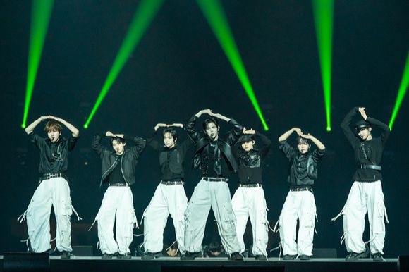 그룹 킥플립이 지난 9일 일본 지바현 마쿠하리 멧세에서 개최된 '케이콘 재팬 2025(KCON JAPAN 2025)' 엠카운트다운 무대에서 열띤 공연을 펼치고 있다. [사진=CJ ENM]