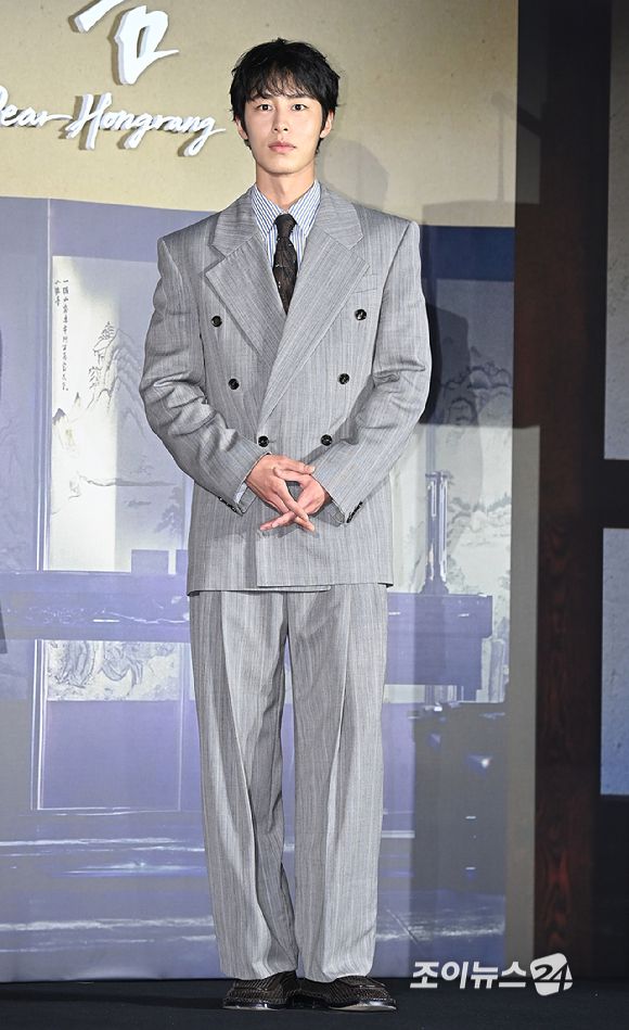 배우 이재욱이 13일 서울 신도림 라마다 호텔에서 열린 넷플릭스 시리즈 '탄금' 제작발표회에서 포토타임을 갖고 있다. [사진=곽영래 기자]