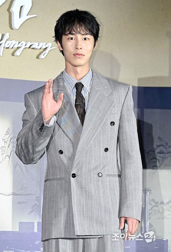 배우 이재욱이 13일 서울 신도림 라마다 호텔에서 열린 넷플릭스 시리즈 '탄금' 제작발표회에서 포토타임을 갖고 있다. [사진=곽영래 기자]