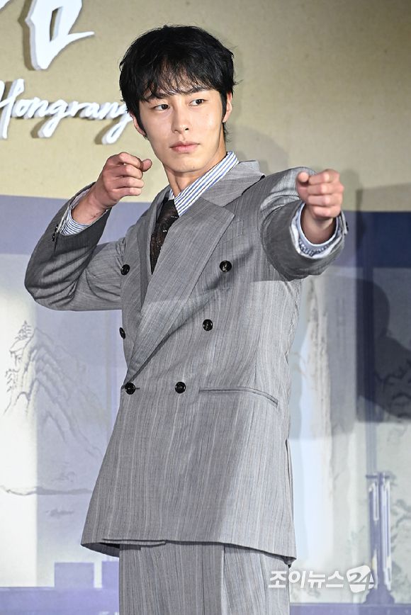 배우 이재욱이 13일 서울 신도림 라마다 호텔에서 열린 넷플릭스 시리즈 '탄금' 제작발표회에서 포토타임을 갖고 있다. [사진=곽영래 기자]