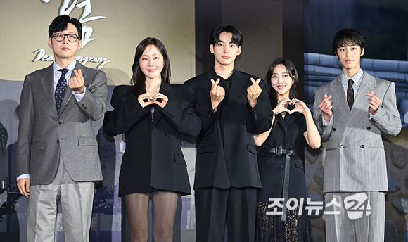 배우 박병은, 엄지원, 정가람, 조보아, 이재욱이 13일 서울 신도림 라마다 호텔에서 열린 넷플릭스 시리즈 '탄금' 제작발표회에서 포토타임을 갖고 있다. [사진=곽영래 기자]