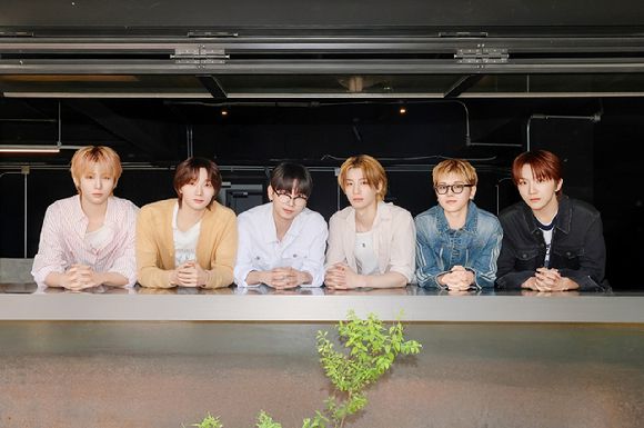 그룹 보이넥스트도어가 최근 서울 모처에서 진행된 신보 '노 장르' 발매 기념 인터뷰에서 포즈를 취하고 있다. [사진=KOZ엔터테인먼트]
