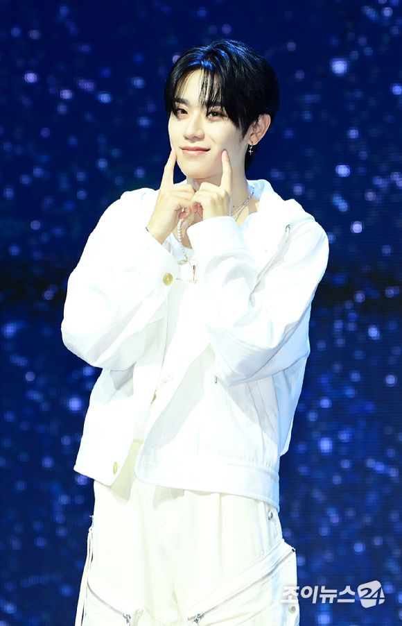 그룹 이펙스 금동현이 5일 오후 서울 용산구 블루스퀘어에서 열린 두 번째 정규앨범 '소화(韶華) 2장 : 청춘 결핍' 발매 기념 쇼케이스에서 포즈를 취하고 있다. [사진=정소희 기자]