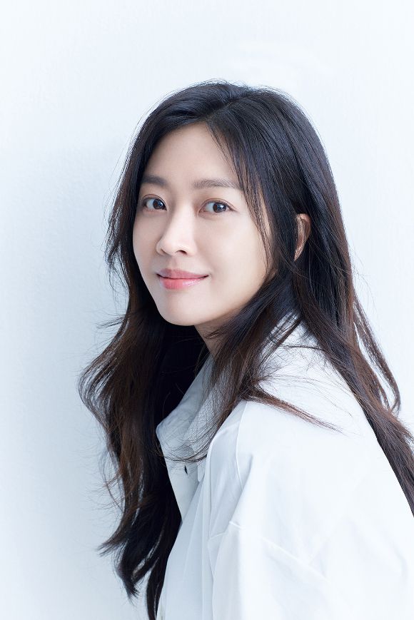 배우 조보아가 넷플릭스 시리즈 '탄금' 인터뷰에 앞서 포즈를 취하고 있다. [사진=엑스와이지 스튜디오]