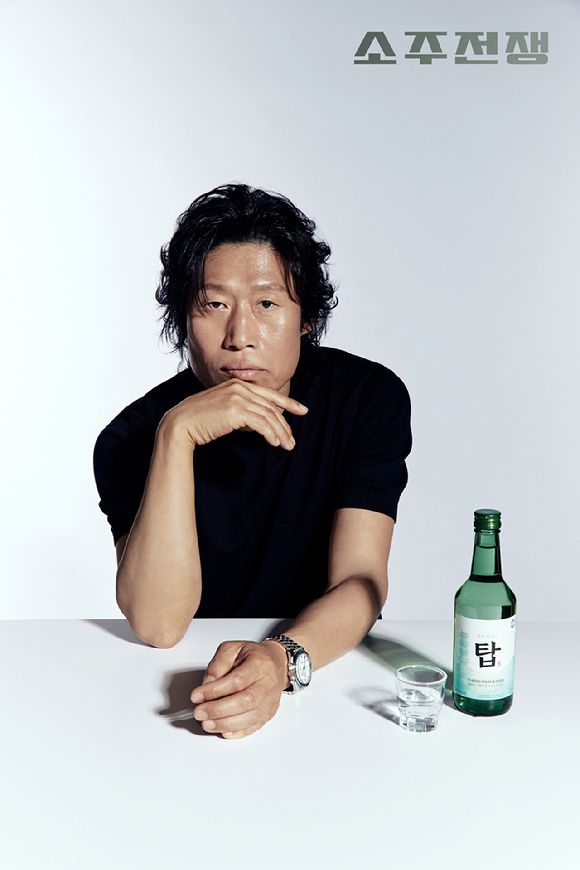 유해진이 화보 촬영에서 포즈를 취하고 있다. [사진=주)쇼박스]