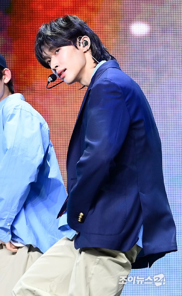 그룹 라이즈 원빈이 19일 오전 서울 용산구 블루스퀘어에서 열린 라이즈(RIIZE) 첫 정규 'ODYSSEY(오디세이)' 쇼케이스에 참석해 타이틀곡 '플라이 업' 무대를 선보이고 있다. [사진=정소희 기자]