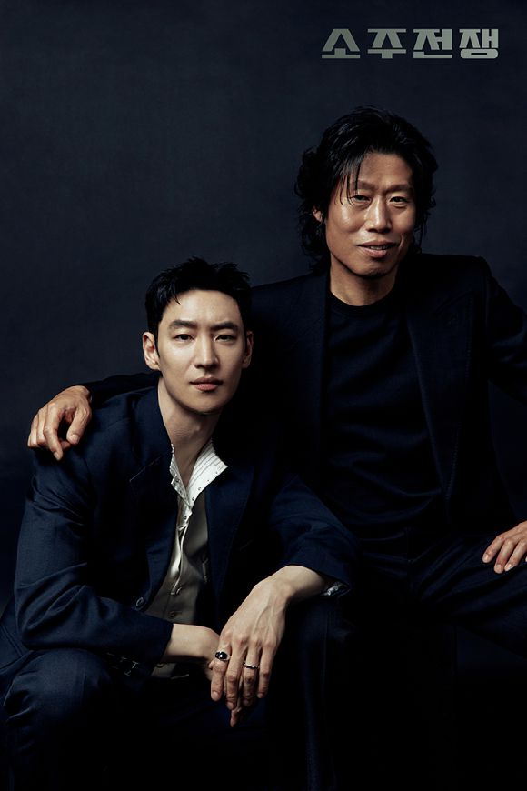 유해진, 이제훈이 화보 촬영에서 포즈를 취하고 있다. [사진=주)쇼박스]