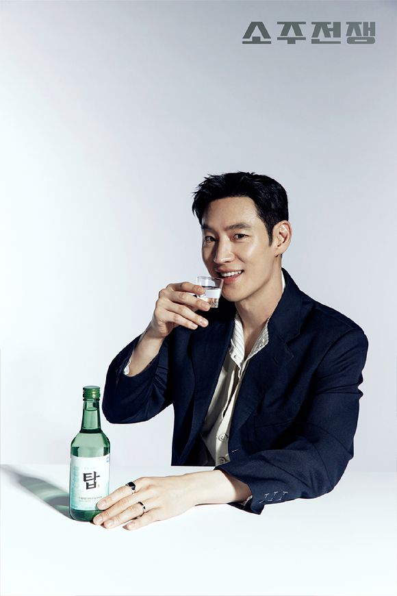 이제훈이 화보 촬영에서 포즈를 취하고 있다. [사진=주)쇼박스]