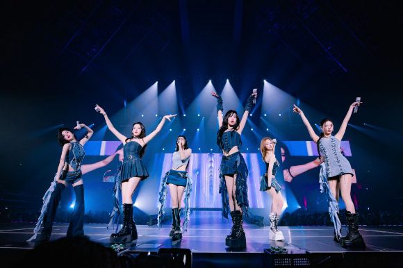 베이비몬스터가 싱가포르 인도어 스타디움에서 '2025 BABYMONSTER 1st WORLD TOUR 〈HELLO MONSTERS〉 IN SINGAPORE'를 개최, 무대를 선보이고 있다. [사진=YG엔터테인먼트]