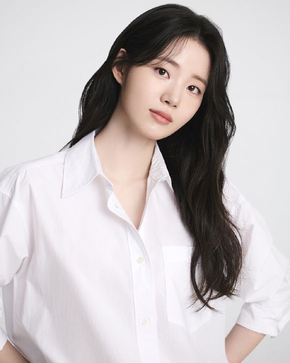 배우 신시아가 '언젠가는 슬기로울 전공의 생활' 촬영에 앞서 사진촬영을 하고 있다. 사진은 신시아 프로필. [사진=앤드마크]