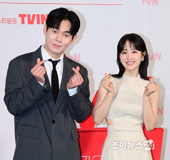 배우 류경수와 박보영이 21일 오후 서울 영등포구 CGV 영등포에서 열린 tvN '미지의 서울' 제작발표회에서 참석하고 있다.  [사진=정소희 기자]