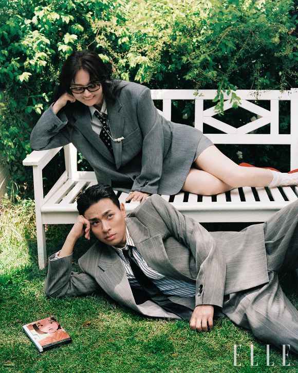 배우이자 출판사 대표 박정민과 소설가 김금희가 화보 촬영에서 포즈를 취하고 있다. [사진=엘르 코리아]