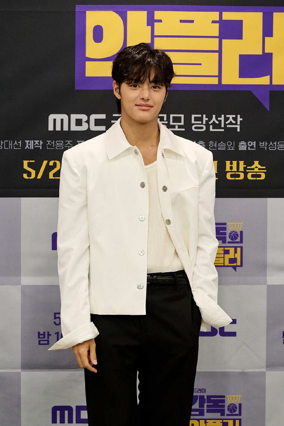 22일 오후 서울 상암동 MBC에서 열린 '맹감독의 악플러' 기자간담회에 참석한 박성웅, 박수오가 포토타임을 갖고 있다. [사진=MBC]