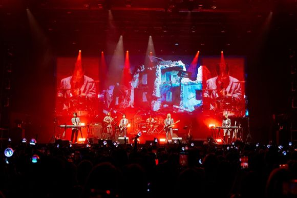 엑스디너리 히어로즈가 월드투어 일환으로 방콕 단독 콘서트에서 무대를 선보이고 있다. [사진=JYP엔터테인먼트]