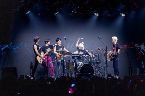 밴드 하이파이유니콘(Hi-Fi Un!corn)이 국내 첫 단독 콘서트를 열고 팬들을 만나고 있다. [사진=FNC엔터테인먼트]