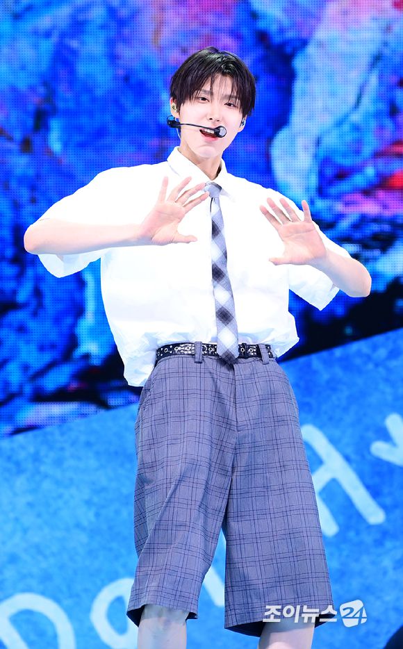 그룹 킥플립 주왕이 26일 오후 서울 광진구 광장동 예스24라이브홀에서 진행된 킥플립(KickFlip) 미니 2집 'Kick Out, Flip Now!(킥 아웃, 플립 나우!)' 발매 기념 쇼케이스에 참석하고 있다.  [사진=정소희 기자]