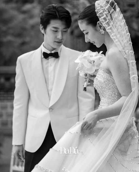 베일을 한 신부와 턱시도를 입은 신랑 [사진=DaDá 스튜디오]