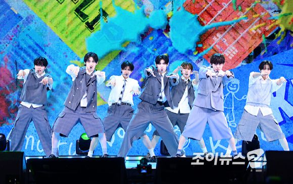 그룹 킥플립이 26일 오후 서울 광진구 광장동 예스24라이브홀에서 진행된 킥플립(KickFlip) 미니 2집 'Kick Out, Flip Now!(킥 아웃, 플립 나우!)' 발매 기념 쇼케이스에 참석해 타이틀곡 '프리즈' 무대를 선보이고 있다. [사진=정소희 기자]