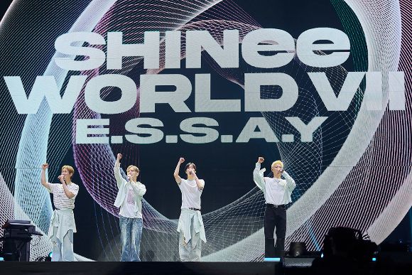 샤이니가 서울 올림픽공원 KSPO DOME에서 열린 ‘SHINee WORLD Ⅶ [E.S.S.A.Y] (Every Stage Shines Around You)에서 무대를 선보이고 있다. [사진=SM엔터테인먼트]